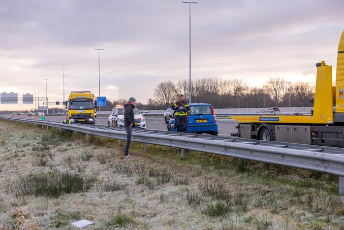 Automobilist raakt van de weg door gladheid