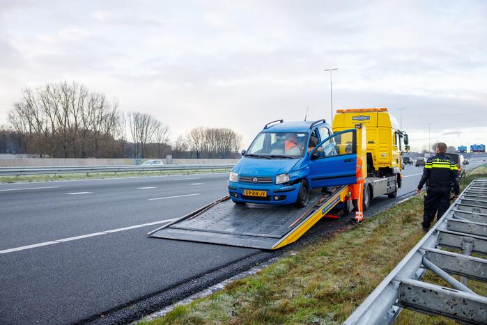 Automobilist raakt van de weg door gladheid
