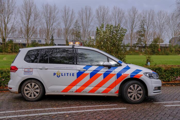 Vandalen gooien hout tegen auto