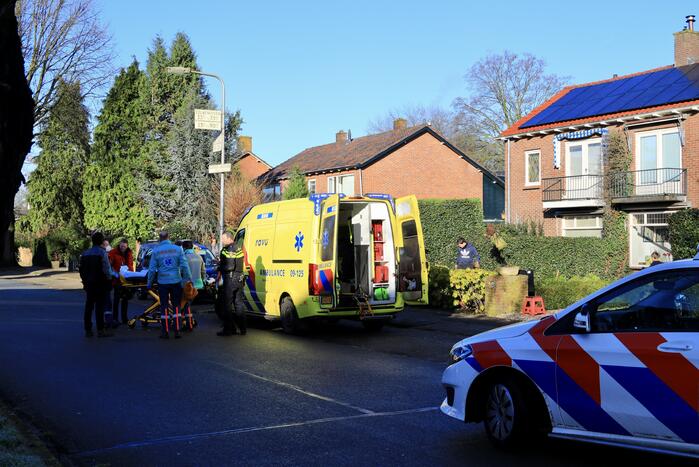 Fietsster ziet auto over het hoofd en raakt gewond