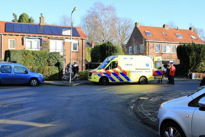 Fietsster ziet auto over het hoofd en raakt gewond