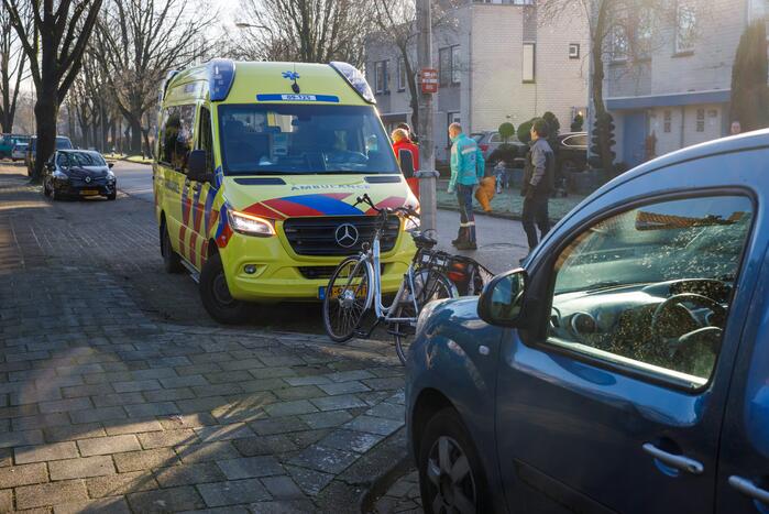 Fietsster ziet auto over het hoofd en raakt gewond
