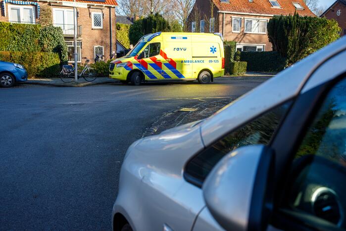 Fietsster ziet auto over het hoofd en raakt gewond