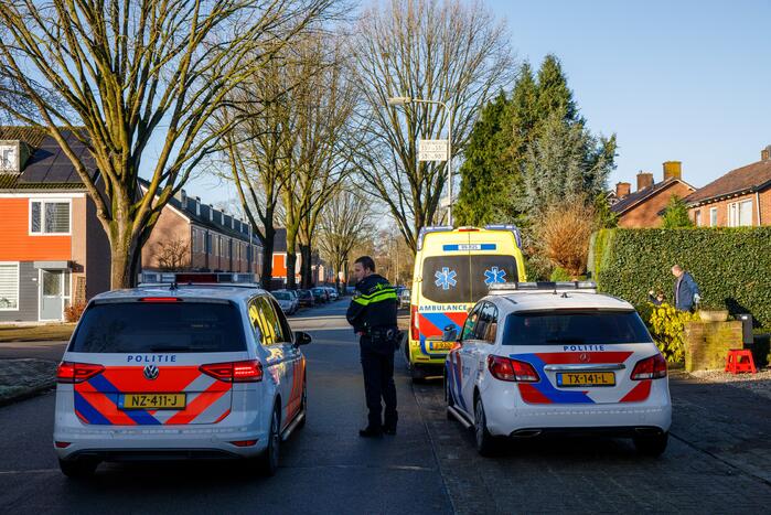 Fietsster ziet auto over het hoofd en raakt gewond