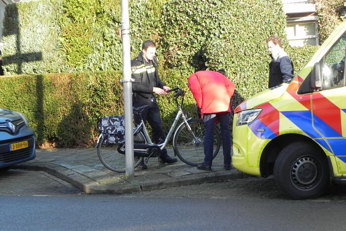 Fietsster ziet auto over het hoofd en raakt gewond