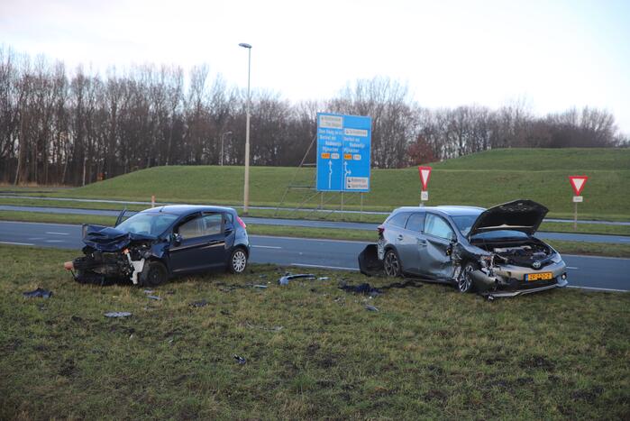 Twee gewonden bij frontale aanrijding