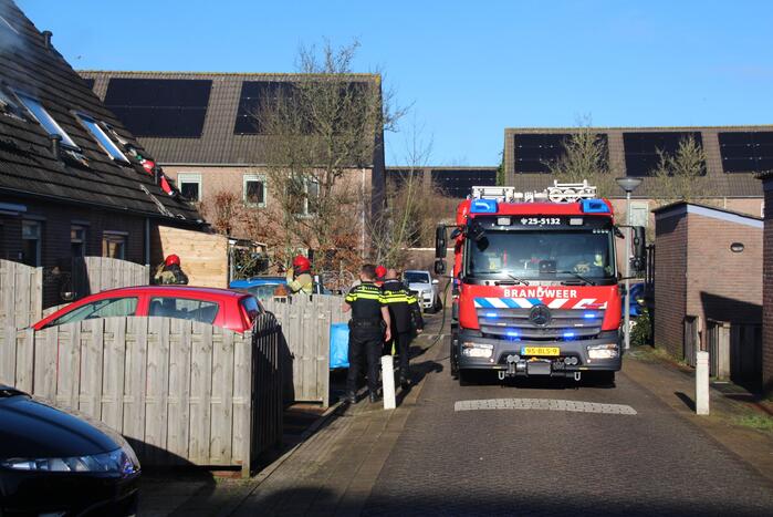 Brandweer blust zolderbrand
