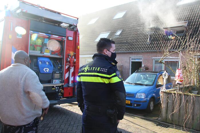 Brandweer blust zolderbrand