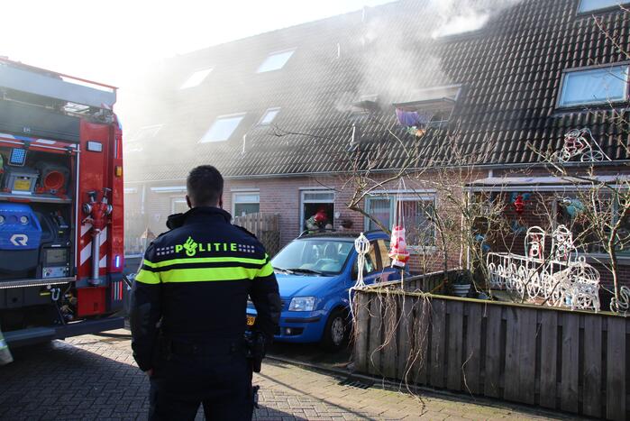 Brandweer blust zolderbrand