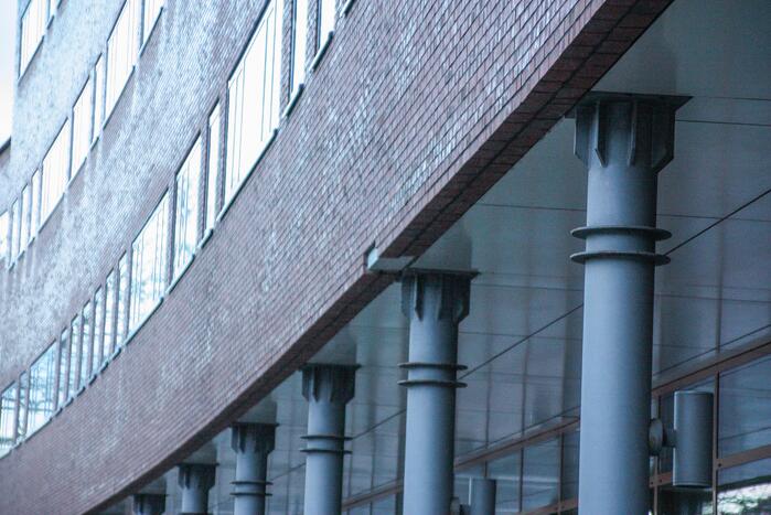 Stenen komen los van gebouw