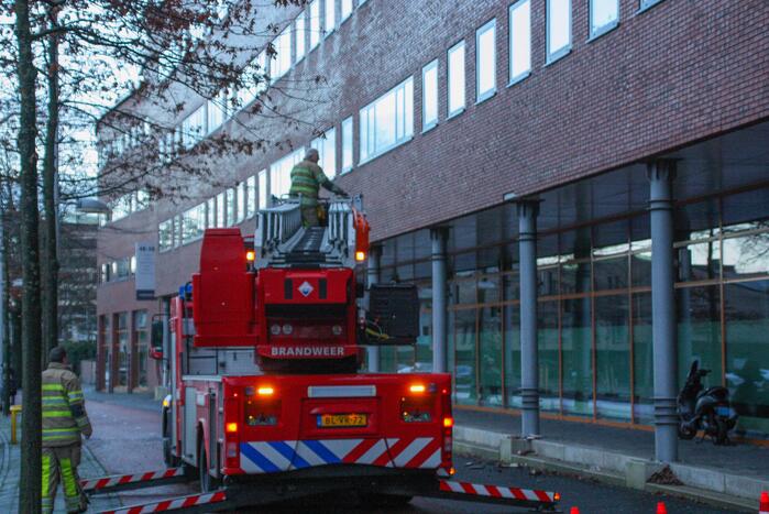 Stenen komen los van gebouw