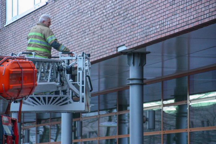 Stenen komen los van gebouw