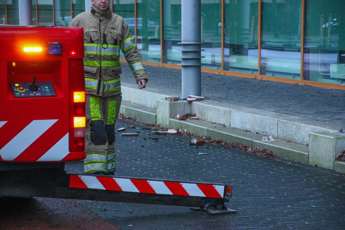 Stenen komen los van gebouw