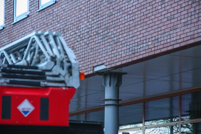 Stenen komen los van gebouw