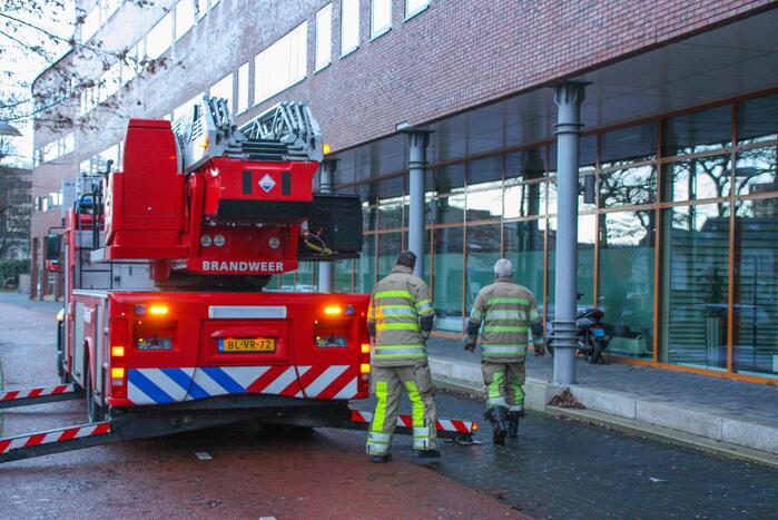 Stenen komen los van gebouw