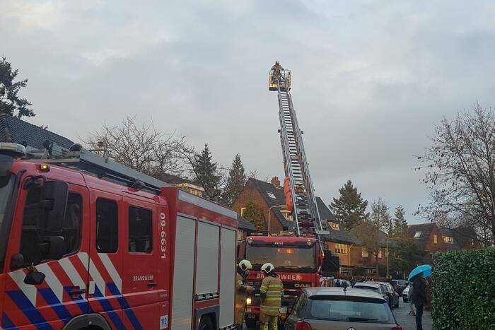 Brandweer veegt schoorsteen na brand