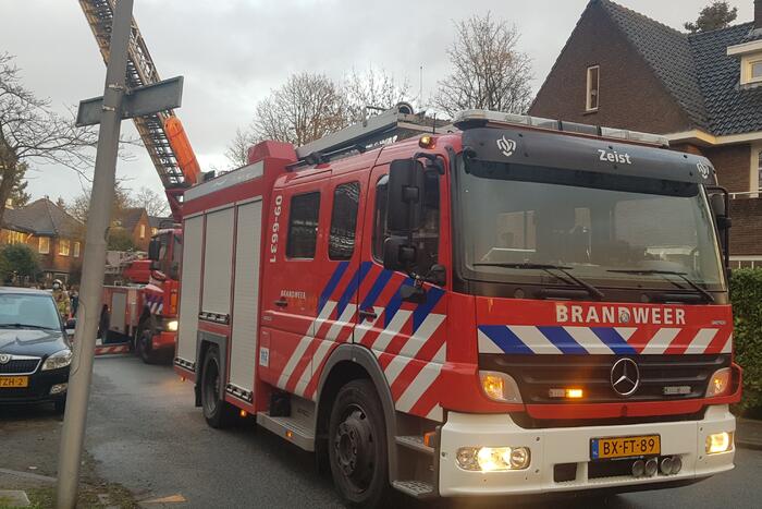 Brandweer veegt schoorsteen na brand