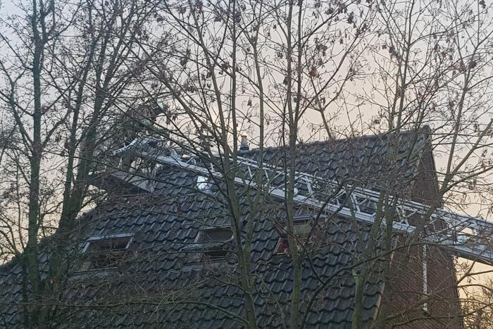 Brandweer veegt schoorsteen na brand