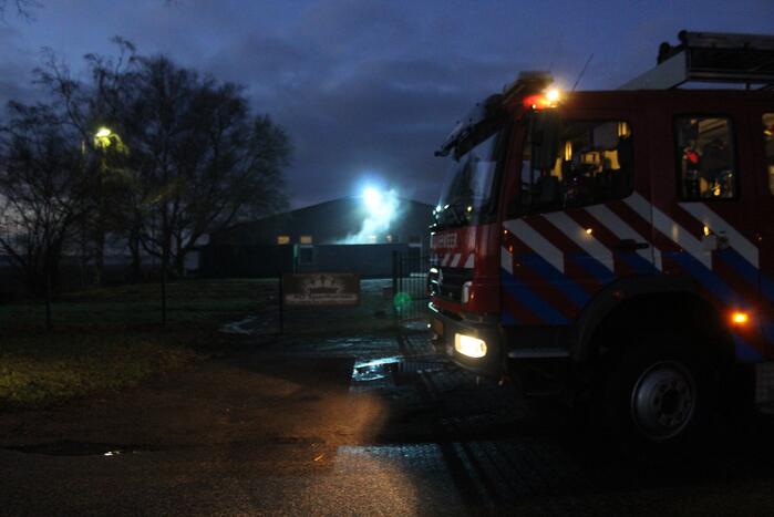 Vlammen slaan uit container na afvalverbranding