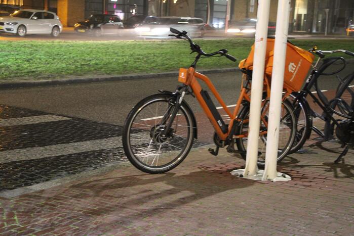 Maaltijd bezorger aangereden op zebrapad