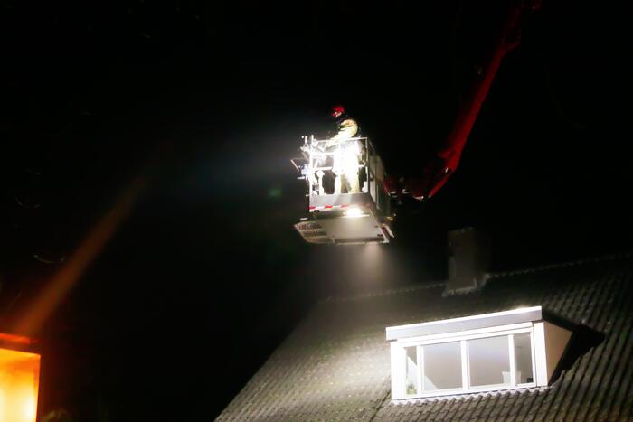 Brandweer blust schoorsteenbrand