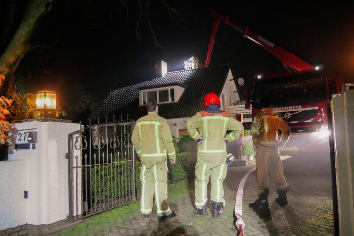 Brandweer blust schoorsteenbrand