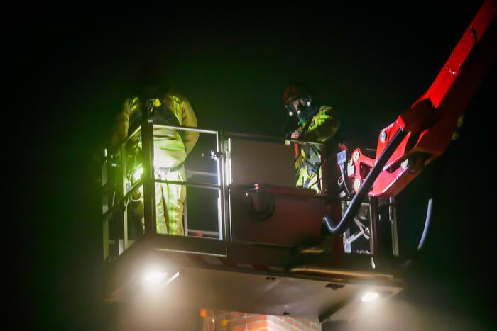 Brandweer blust schoorsteenbrand