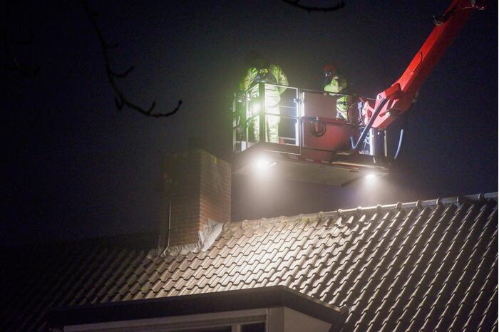 Brandweer blust schoorsteenbrand