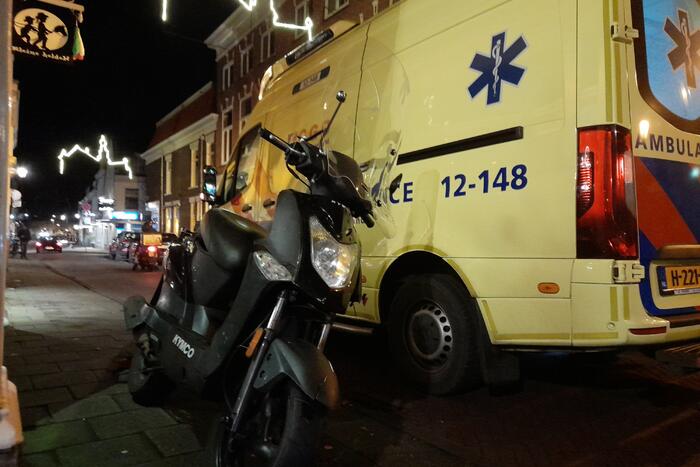 Personenauto en scooter met elkaar in botsing