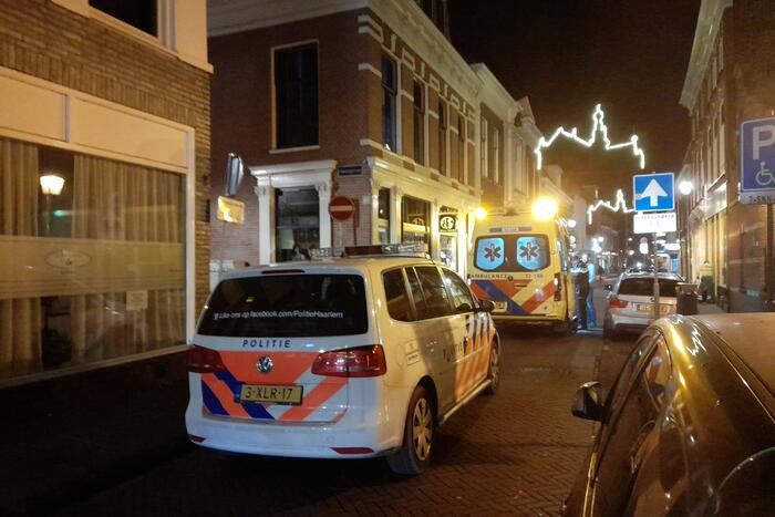 Personenauto en scooter met elkaar in botsing