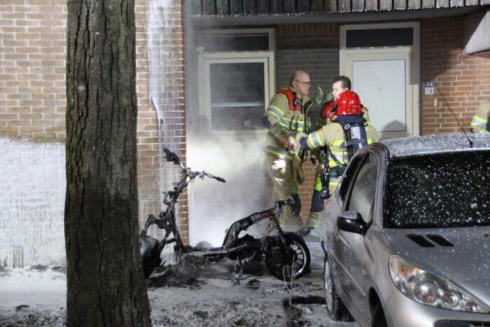 Scooter verwoest door brand, woning en auto flink beschadigt