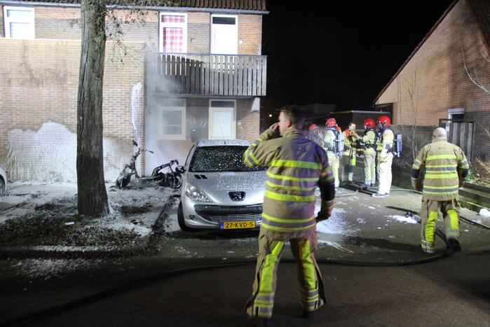 Scooter verwoest door brand, woning en auto flink beschadigt