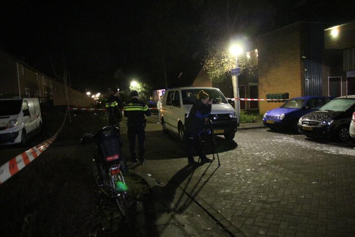 Scooter verwoest door brand, woning en auto flink beschadigt