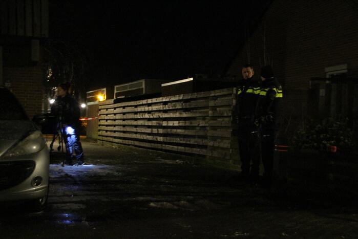 Scooter verwoest door brand, woning en auto flink beschadigt