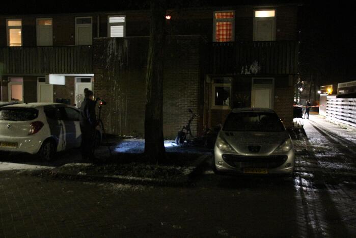 Scooter verwoest door brand, woning en auto flink beschadigt