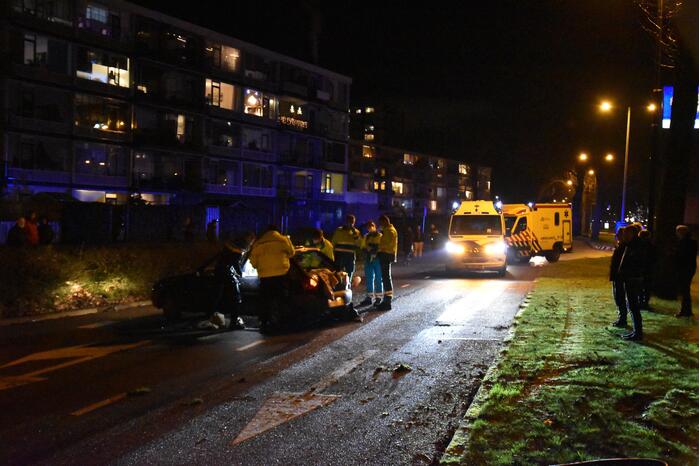 Personenauto totalloss na botsing tegen boom