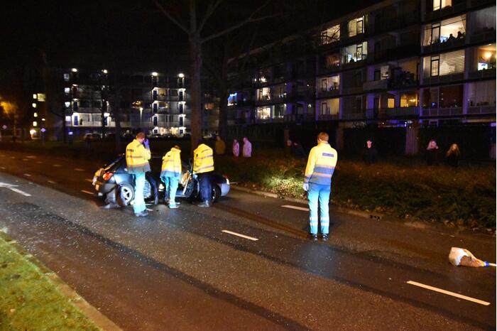 Personenauto totalloss na botsing tegen boom