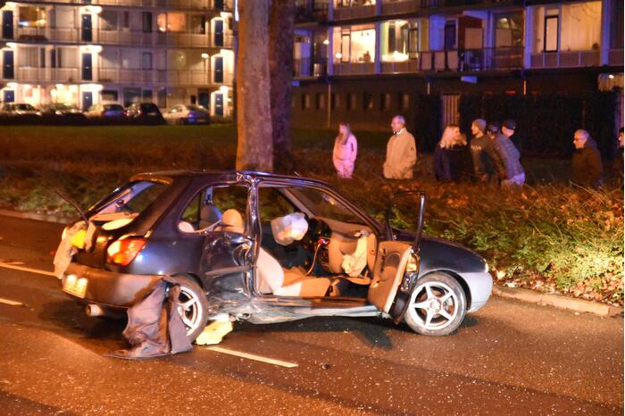 Personenauto totalloss na botsing tegen boom