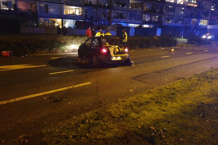 Personenauto totalloss na botsing tegen boom