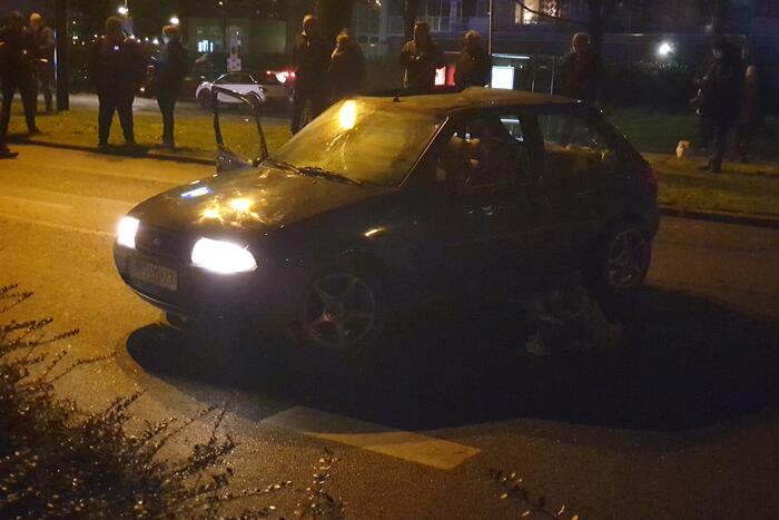 Personenauto totalloss na botsing tegen boom