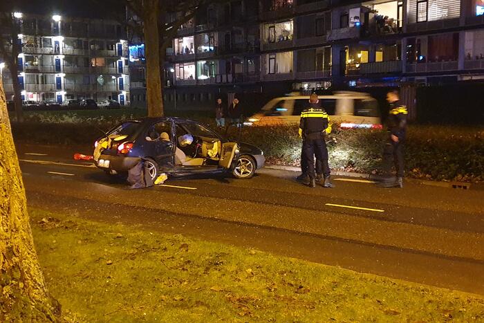 Personenauto totalloss na botsing tegen boom