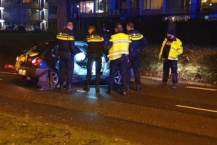 Personenauto totalloss na botsing tegen boom