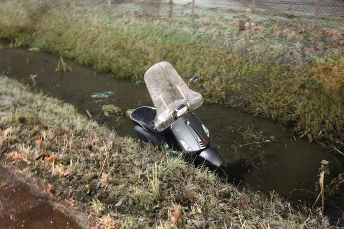 Scooterrijder belandt in sloot
