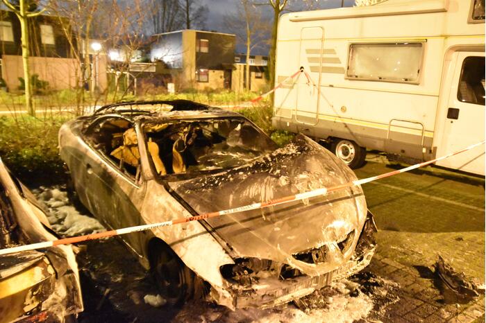 Twee auto's verwoest op parkeerplaats