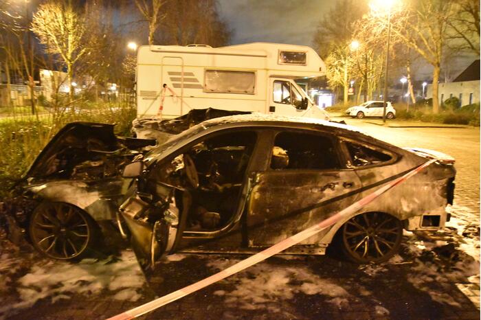 Twee auto's verwoest op parkeerplaats