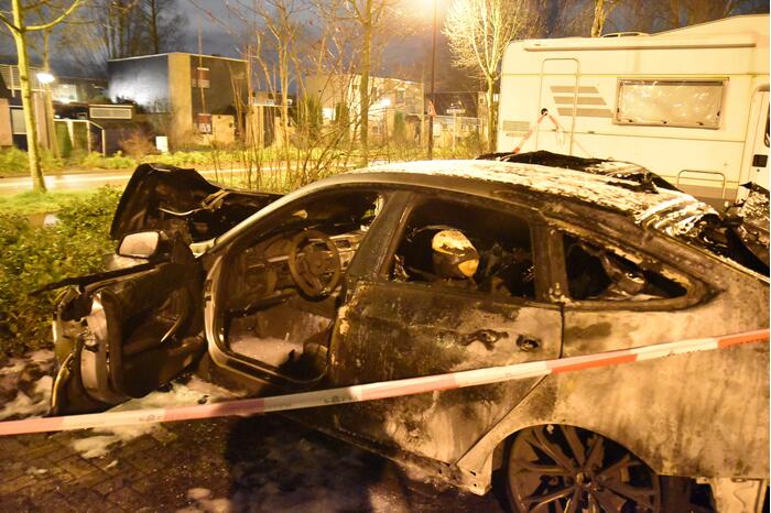 Twee auto's verwoest op parkeerplaats