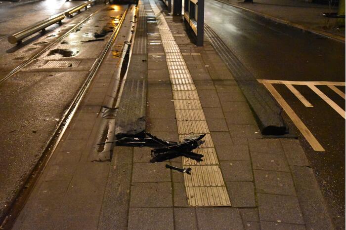 Automobilist rijdt tegen tramhalte aan