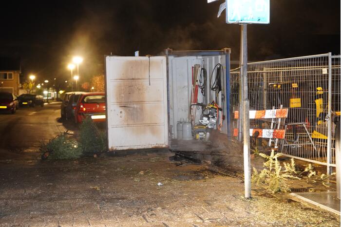 Kerstbomen tegen bouwcontainer in brand gestoken