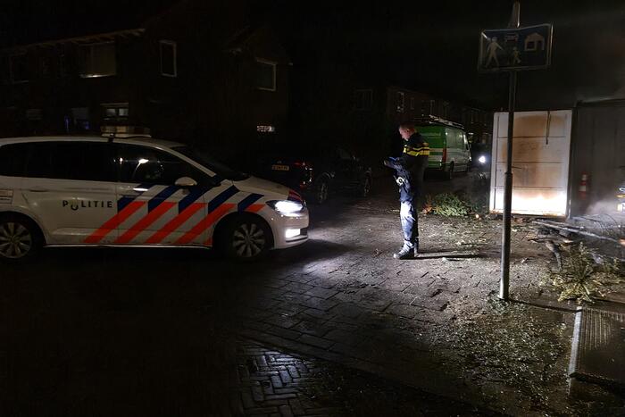 Kerstbomen tegen bouwcontainer in brand gestoken