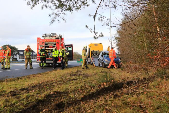 Auto vliegt uit de bocht en belandt op zijn kant